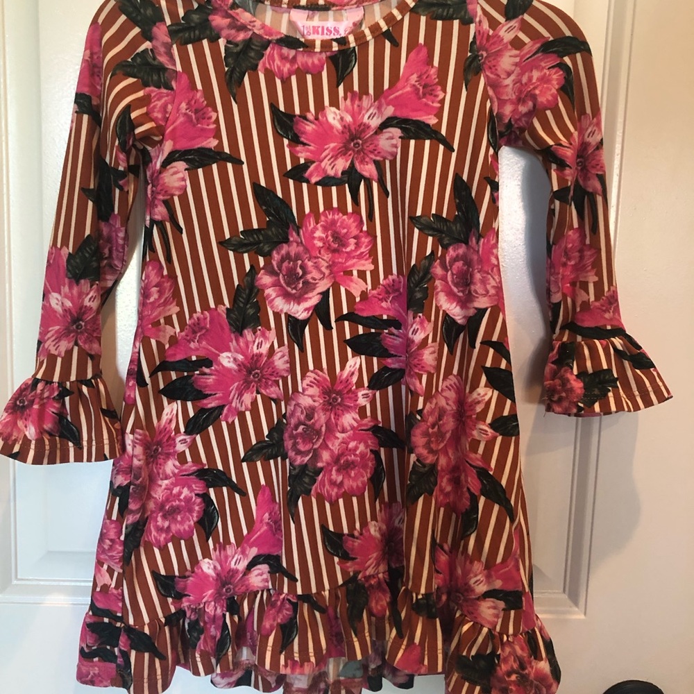 Girls dress ruffle sleeves and ruffle on bottom of dress